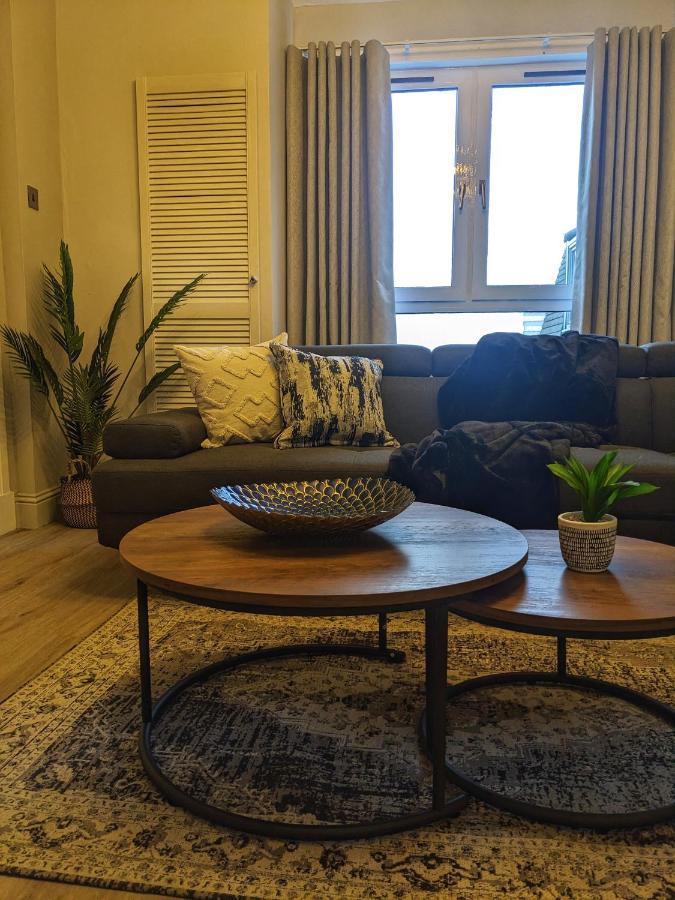 Apartment Sweeney Stays, Cadzow *